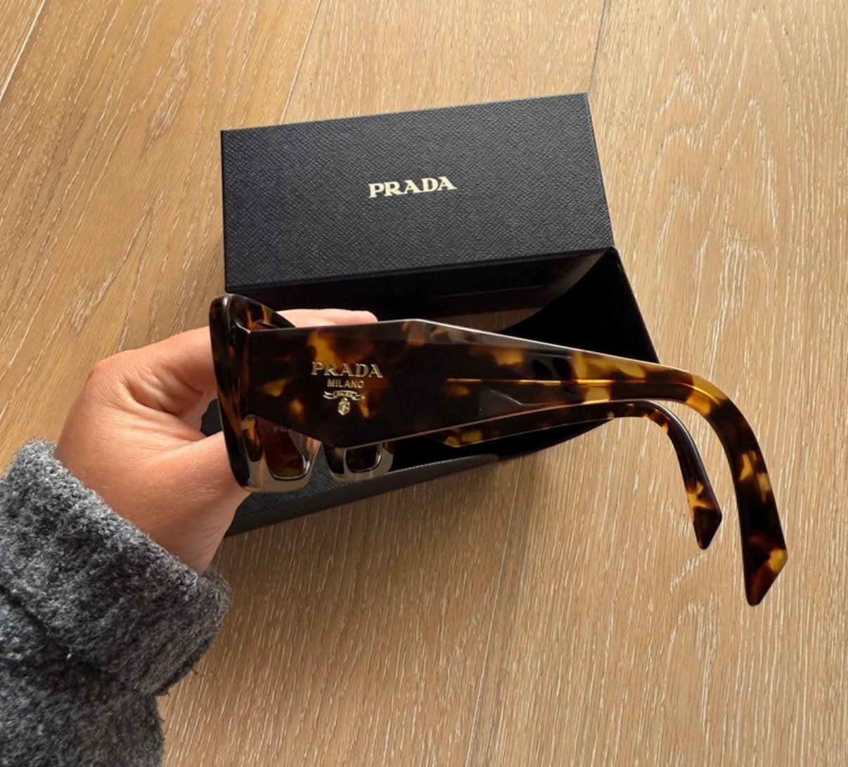 Prada zonnebril - PRADA spr 08y 51 18 01v 8c1 145 3n., Zonnebril, Ophalen of Verzenden, Zo goed als nieuw, Prada