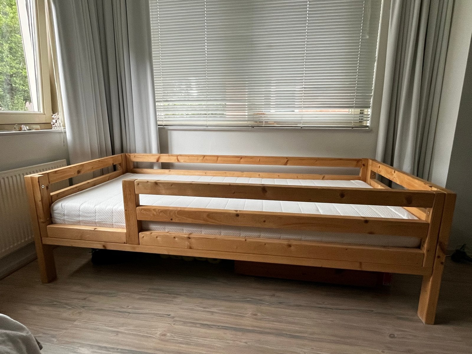 Handgemaakt grenen bed met uitvalbeveiliging 90x200, Ophalen, 85 tot 100 cm, Gebruikt, Matras