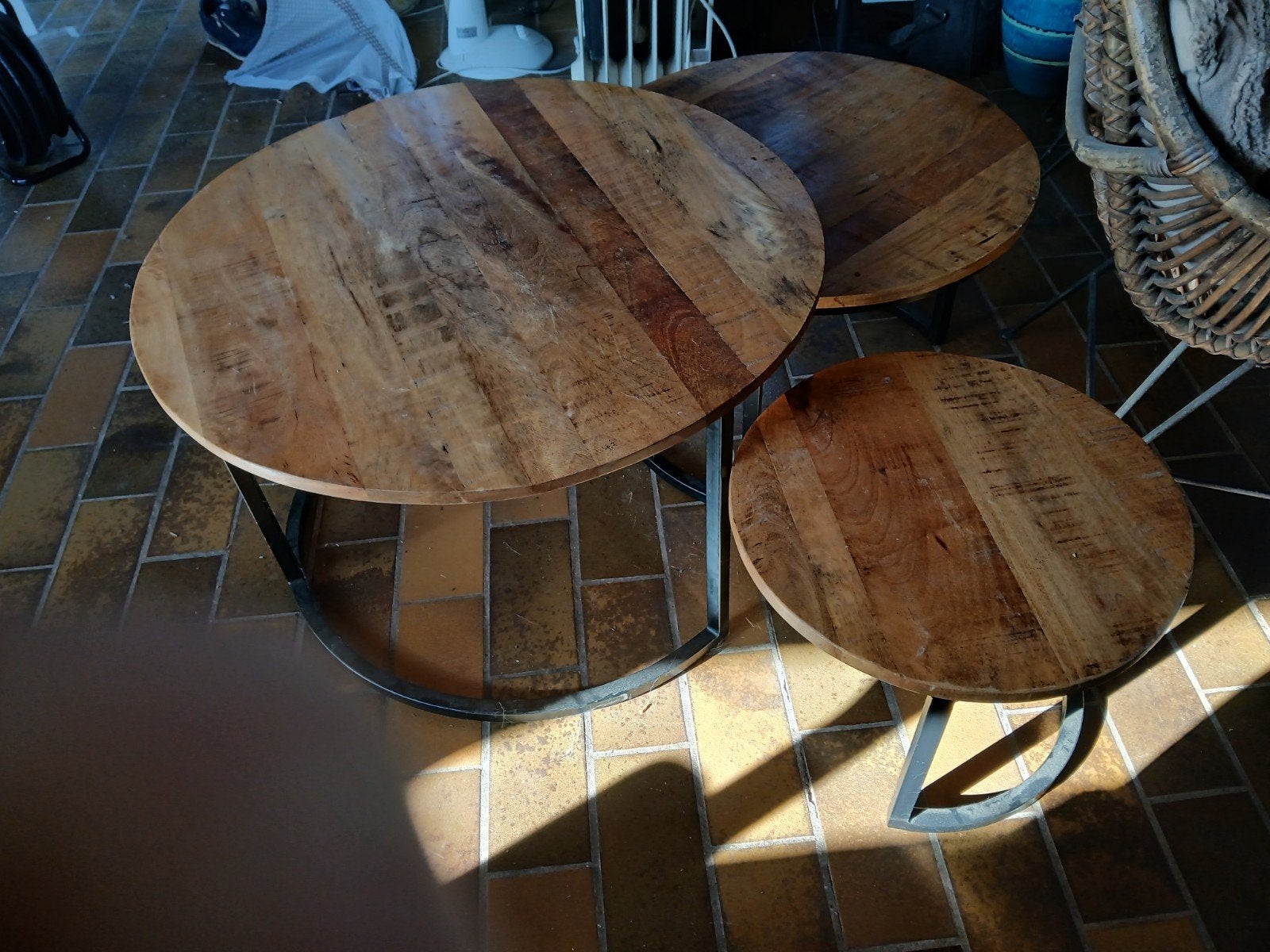 Set van 3 ronde tafels - Mangohout en Metaal, Gebruikt, 50 tot 100 cm, Rond, 50 tot 100 cm