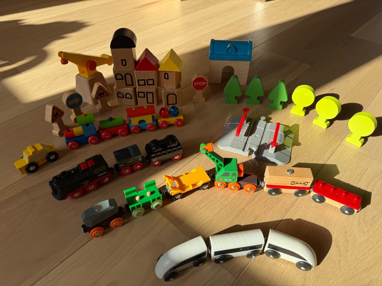 Houten treinbaan (Brio + Ikea) set met accessoires, Ophalen of Verzenden, Gebruikt, Rij- of Hobbelspeelgoed