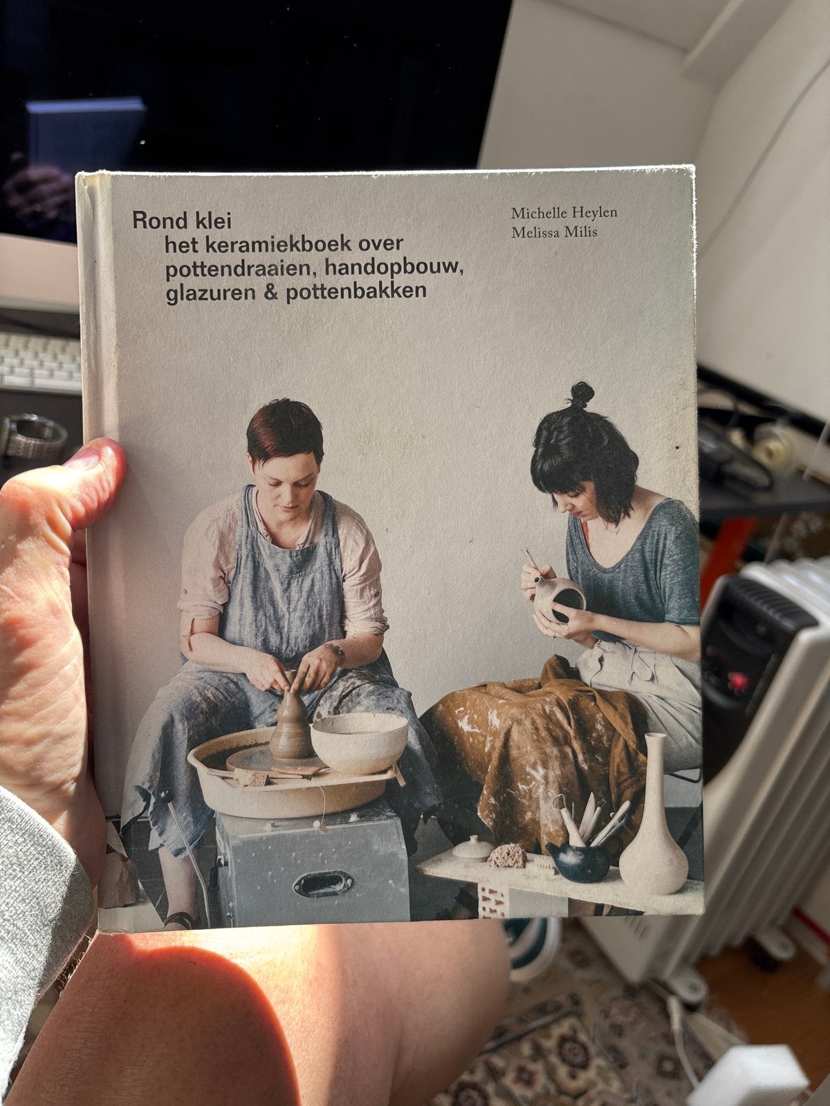 Rond klei: Het keramiekboek over potten draaien en glazuren, Boeken, Ophalen of Verzenden, Zo goed als nieuw, Kleien en Boetseren