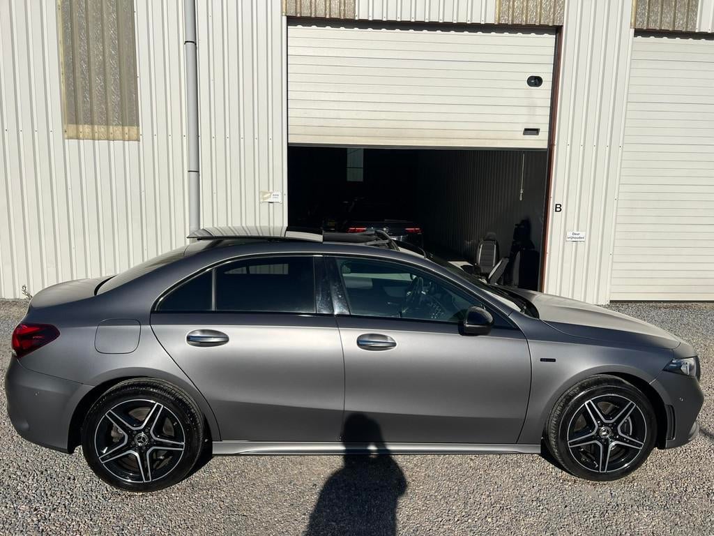 Mercedes-Benz A-klasse 250 e AMG Limited MAT.MEM.MULTIB.PANO, Auto's, Gebruikt, 4 cilinders, 15 kWh, Bedrijf