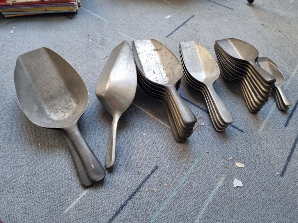 Verzameling aluminium winkel scheppen in diverse maten 25, Antiek en Kunst, Antiek | Overige Antiek, Ophalen of Verzenden