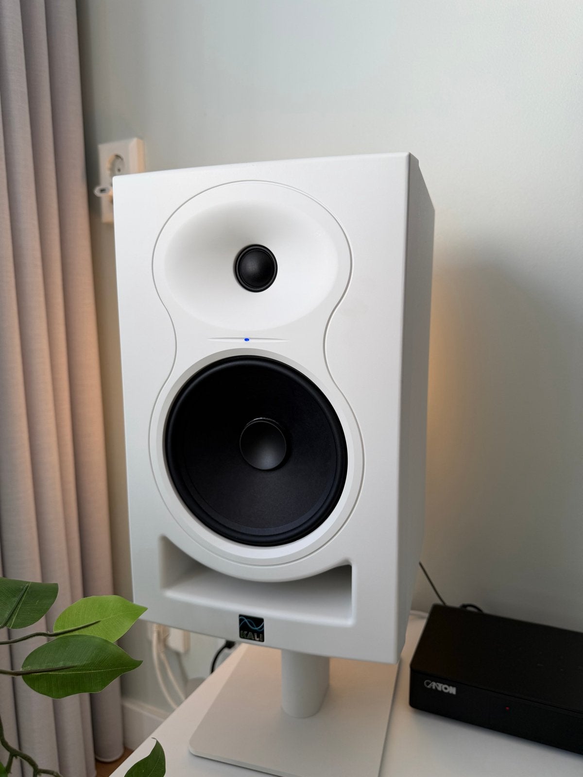 2x Kali Audio LP-6 er 2nd Wave White - zo goed als nieuw, Studiomonitor, Ophalen of Verzenden, Zo goed als nieuw, 150 watt of meer