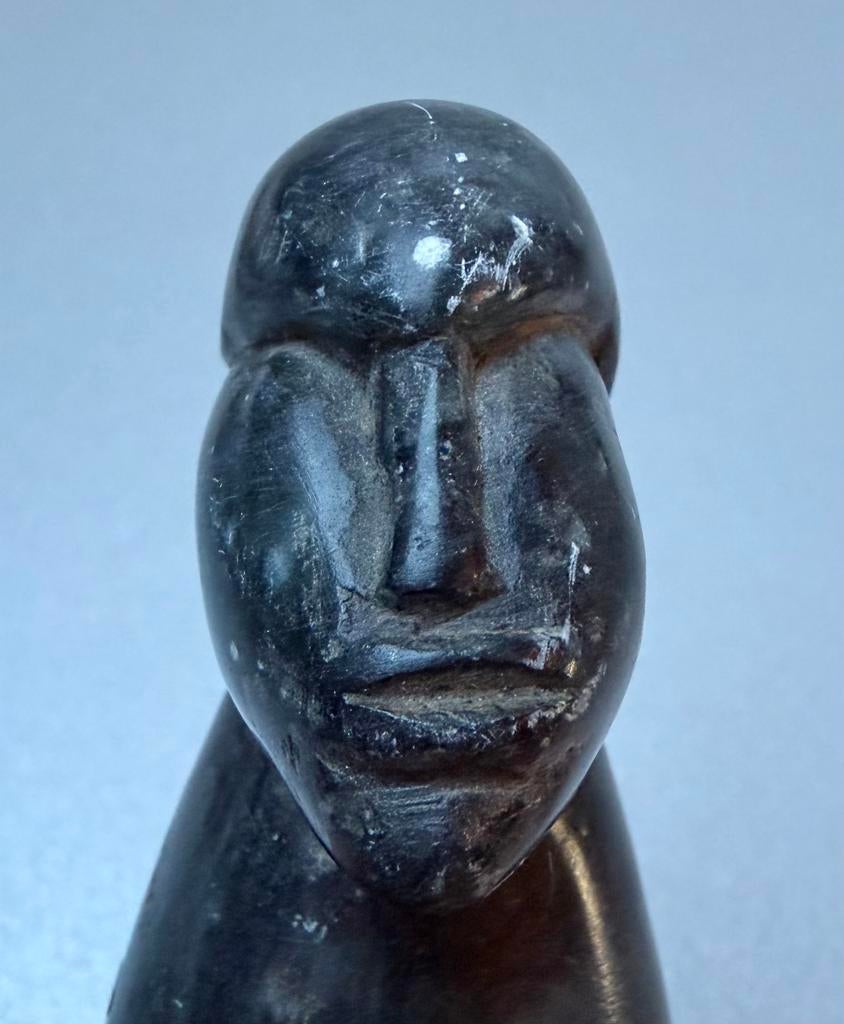 Vintage Inuit hand-carved serpentine stone figurine, 8cm., Ophalen of Verzenden, Zo goed als nieuw