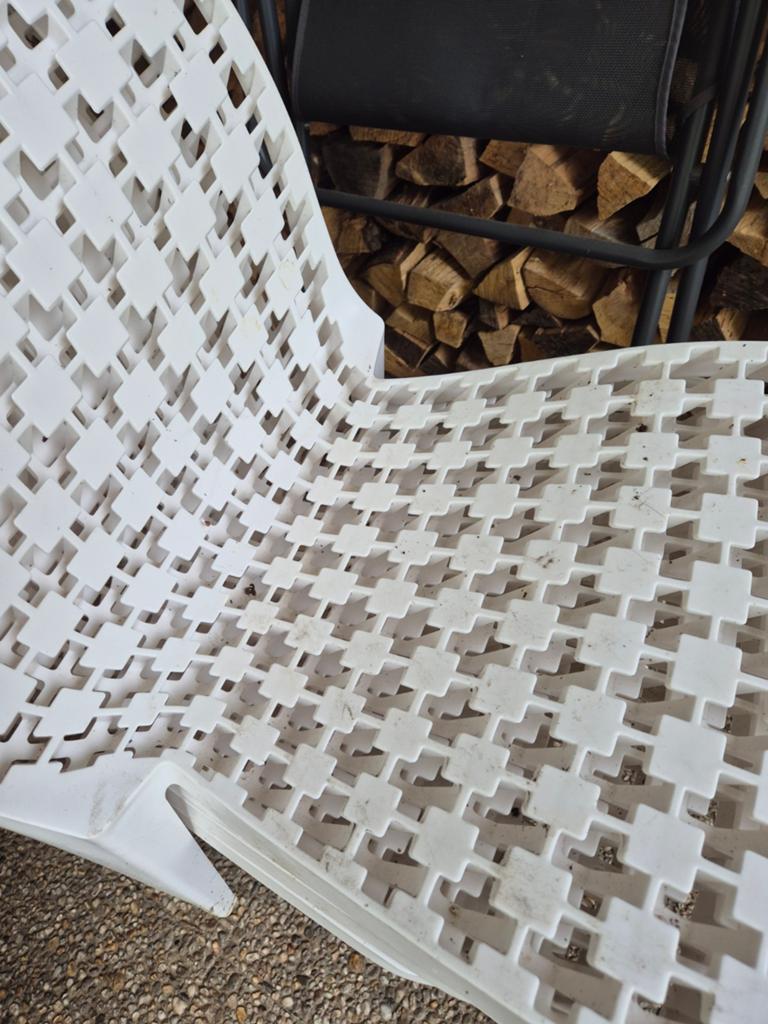 Vandaag ophalen  4 moderne witte kunststof stapelstoelen, Ophalen, Gebruikt, Kunststof, Stapelbaar