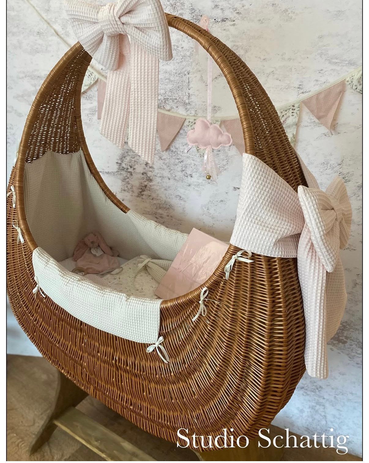 Rotan Wieg met onderstel Studio Schattig, Kinderen en Baby's, Babywiegjes en Ledikanten, Ophalen, Zo goed als nieuw, Wieg
