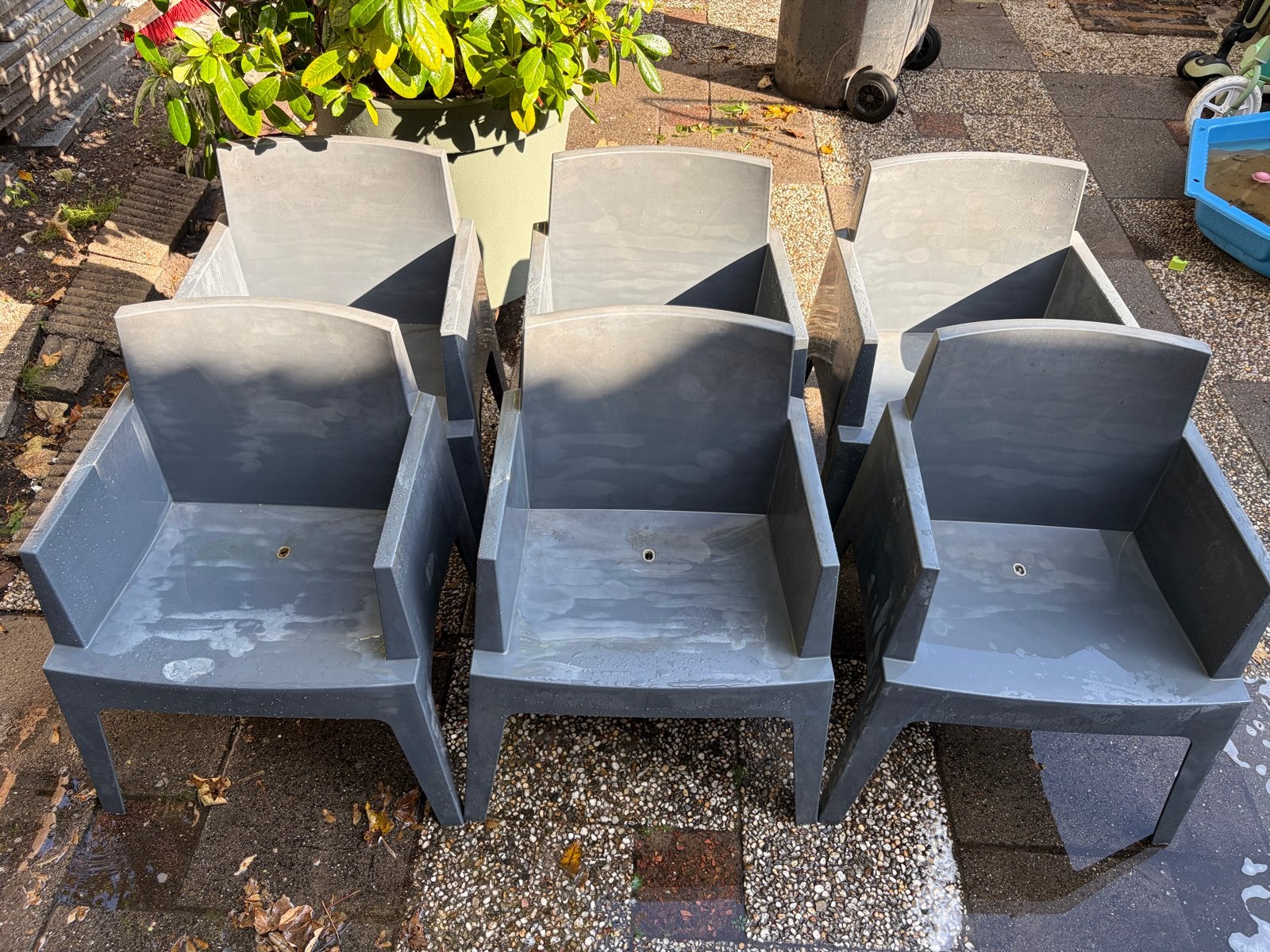 GRATIS 6 grijze kunststof tuinstoelen