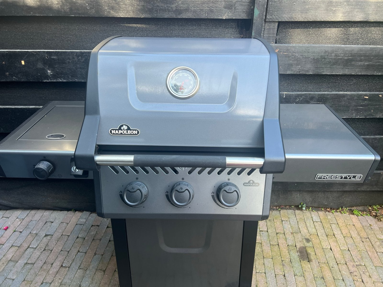 Napoleon Freestyle 365 Gas/houtskool barbecue met zijbrander, Ophalen, Zo goed als nieuw