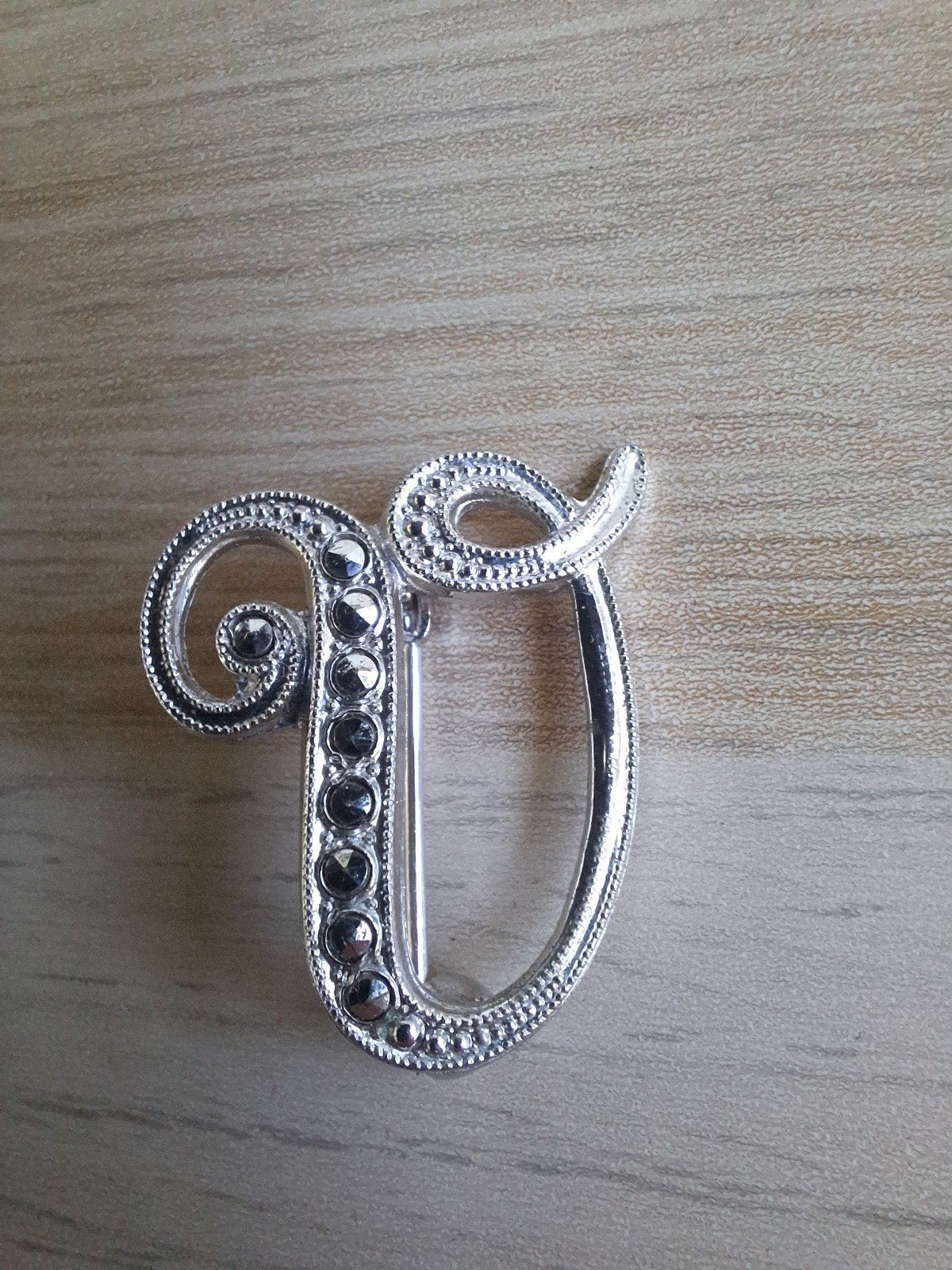 Zilveren "V" Initiaal Broche met 9 markasieten, gemerkt 835, Sieraden, Tassen en Uiterlijk, Broches, Met kristal, Minder dan 4 cm
