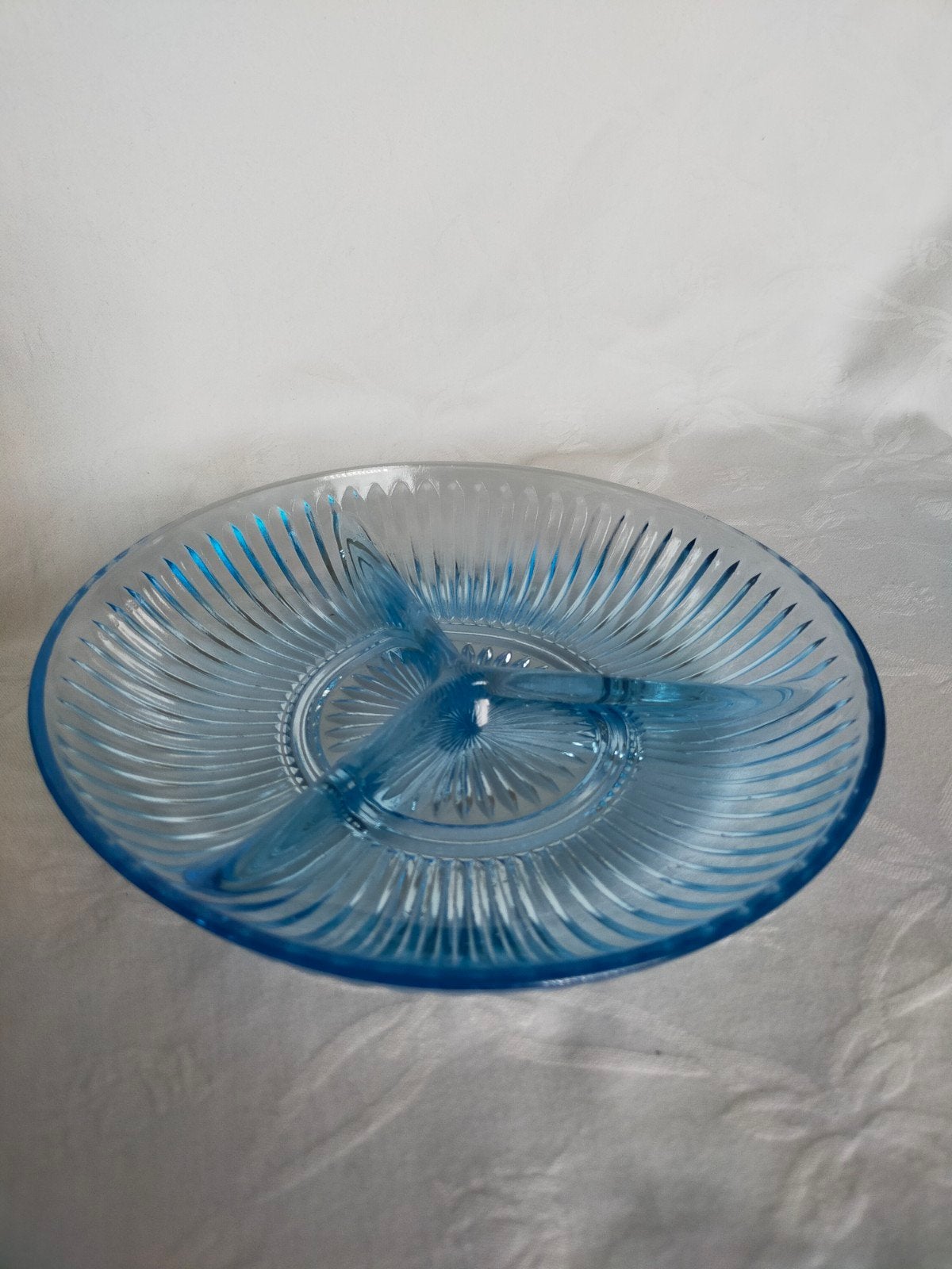 Schaal persglas blauw drievaksschaal van kig Indonesia, Huis en Inrichting, Woonaccessoires | Schalen en Manden, Ophalen of Verzenden