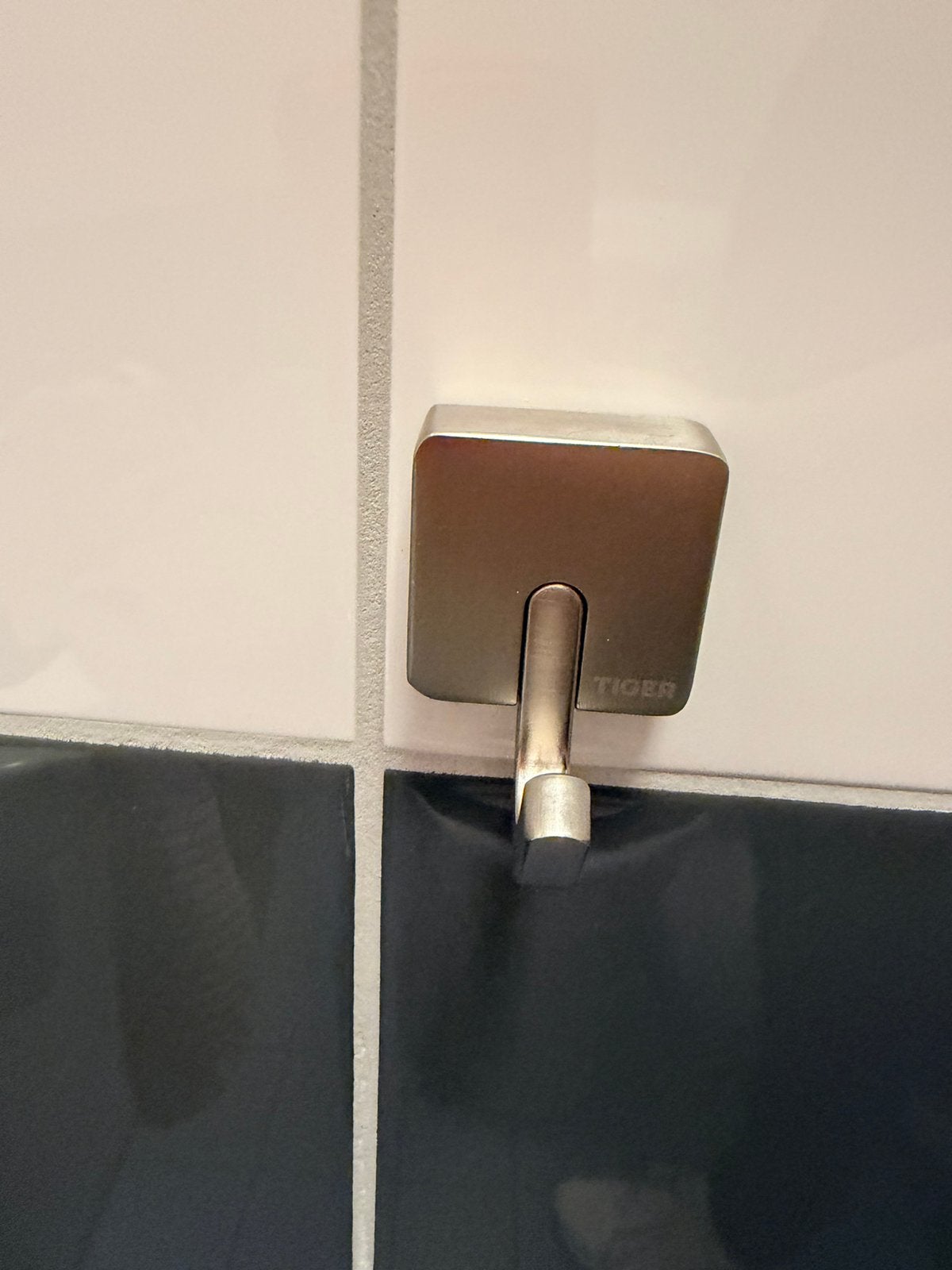 Tiger RVS handdoek haak in goede staat, Ophalen of Verzenden, Zo goed als nieuw, Rvs, Toilet