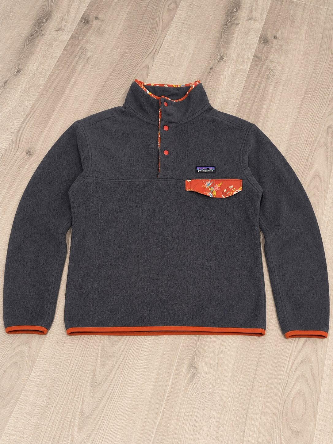 Patagonia Synchilla Snap-T Fleece L - Donkergrijs/Oranje, Maat 52/54 (L), Patagonia Europe Coöperatief U.A., Verzenden, Directsales.europe@patagonia.com