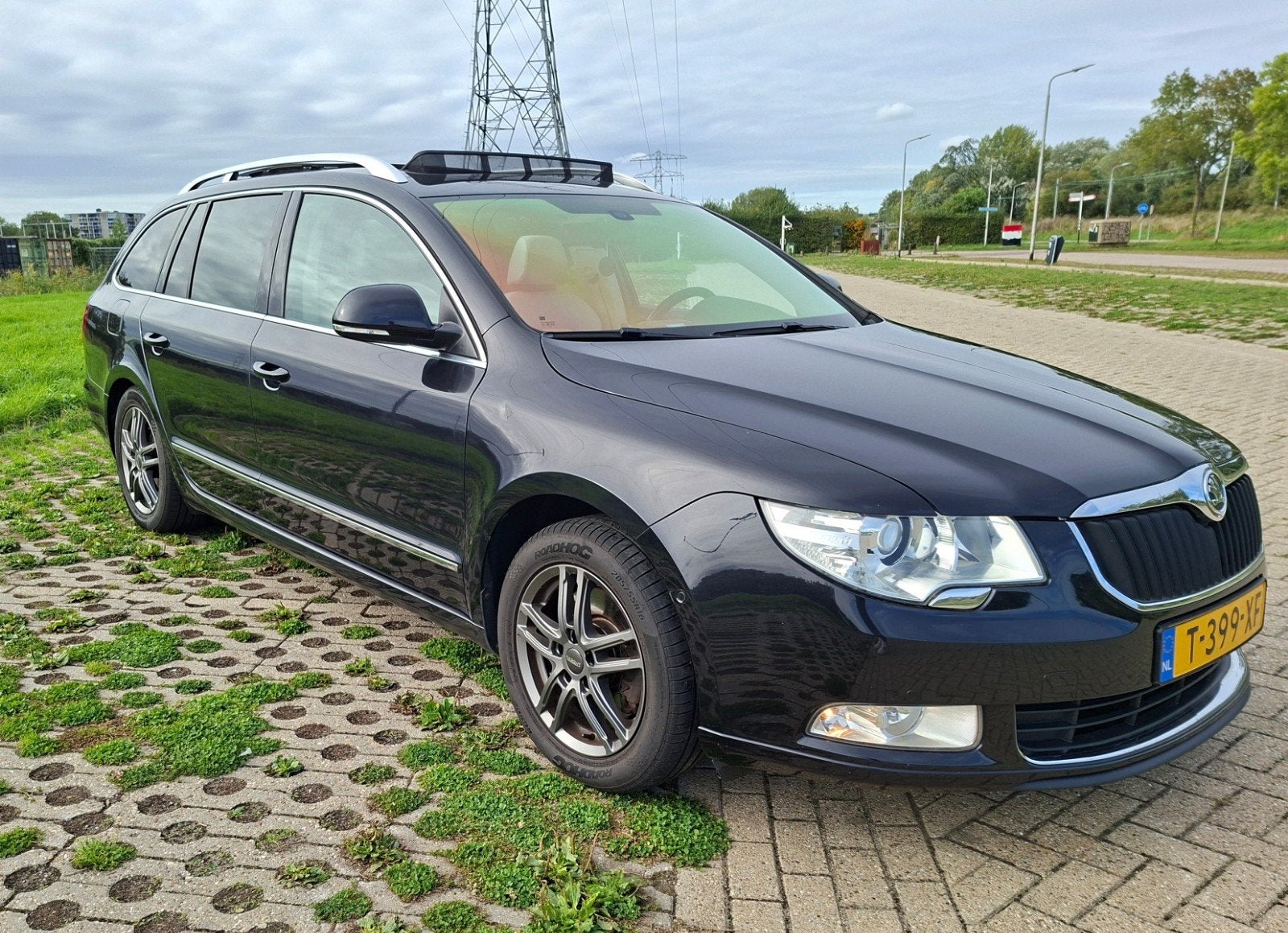 Skoda Superb Combi 2.0 Autom + Nieuwe motor 87.000 km! TOP!, Auto's, 4 cilinders, 1984 cc, Zwart, Stationwagon