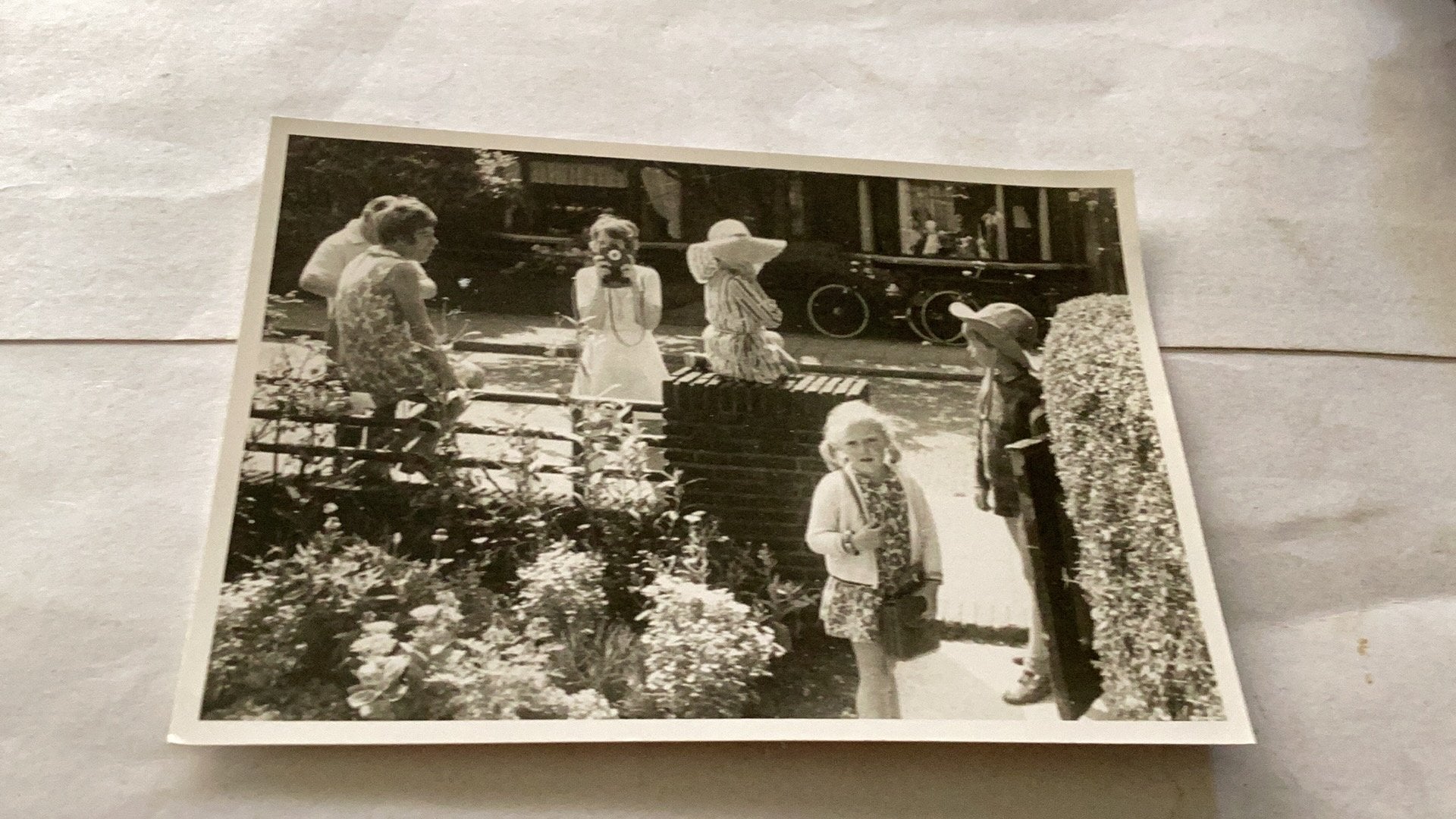 Kinderen in de straat plaats onbekend, Ophalen of Verzenden, Voor 1940, Zo goed als nieuw