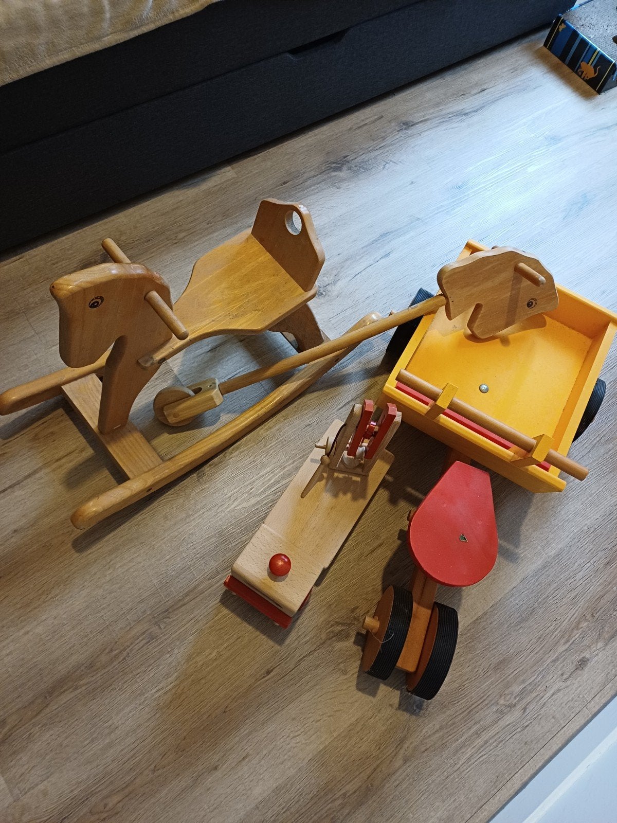 Houten speelgoed set: hobbelpaard, stokpaardje, bakfiets en, Ophalen, Gebruikt, Rij- of Hobbelspeelgoed