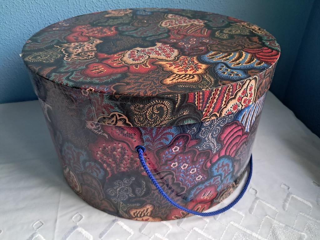 Vintage hoedendoos met een kleurrijk bloemenpatroon., Antiek en Kunst, Curiosa en Brocante, Ophalen of Verzenden