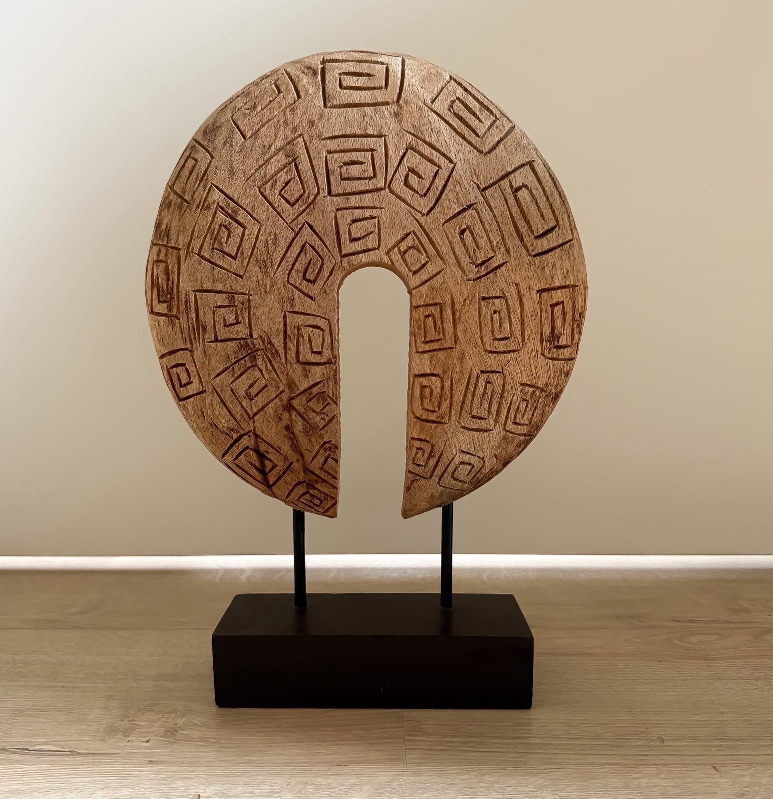 TEAKHOUTEN ORNAMENT OP STANDAARD rond handgemaakt sculptuur, Ophalen, Houtsnijwerk, 20 - 50 cm, Hout