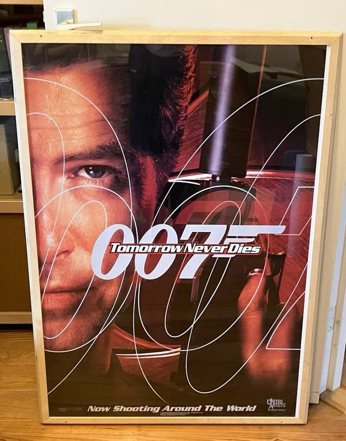 🔴 ORIGINELE JAMES BOND Poster IN LIJST Tomorrow Never Dies, Ophalen of Verzenden, Zo goed als nieuw, Film, Poster