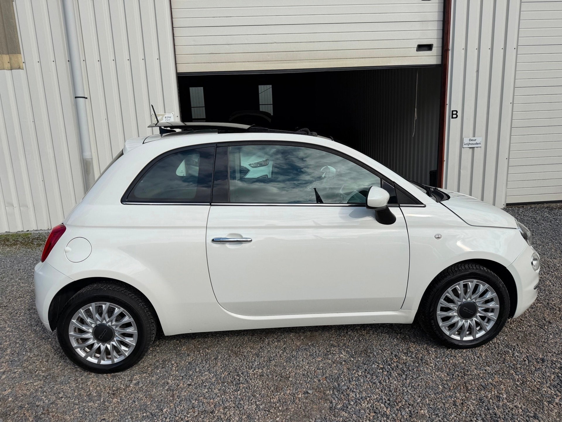 Fiat 500 1.0 Hybrid Dolcevita PANORAMADAK.LEER.NEW-APK!, Auto's, Voorwielaandrijving, Gebruikt, 4 stoelen, Automatische klimaatregeling
