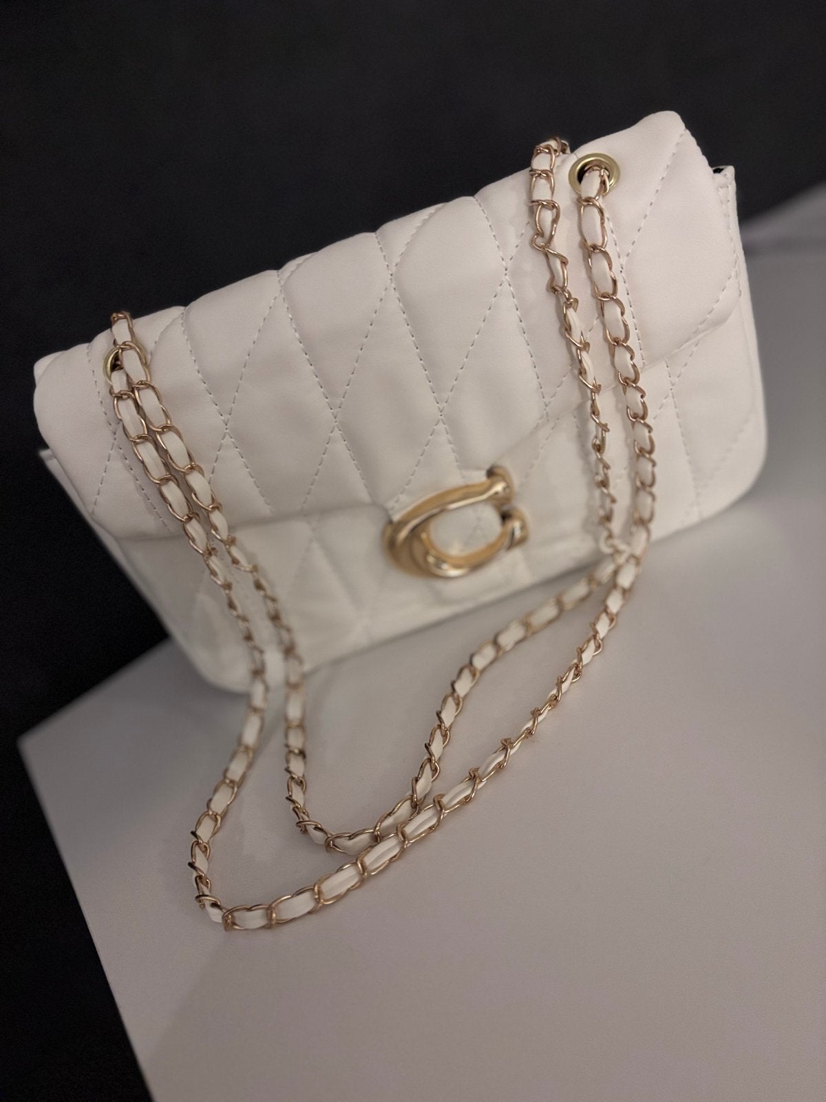 Witte gewatteerde schoudertas met gouden ketting, Ophalen of Verzenden, Nieuw, Wit, Schoudertasje