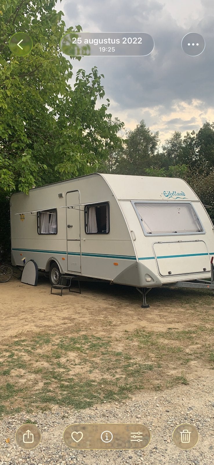 Eifelland holiday 6 persoons caravan met 3 dubbel stapelbed, Caravans en Kamperen, Caravans, Airco, Treinzit, 750 - 1000 kg, 4 tot 5 meter
