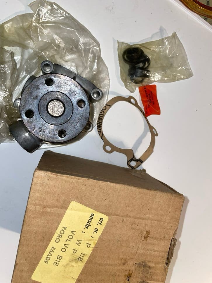 Volvo Amazon NOS waterpomp compleet met pakking, Ophalen of Verzenden, Nieuw, Volvo