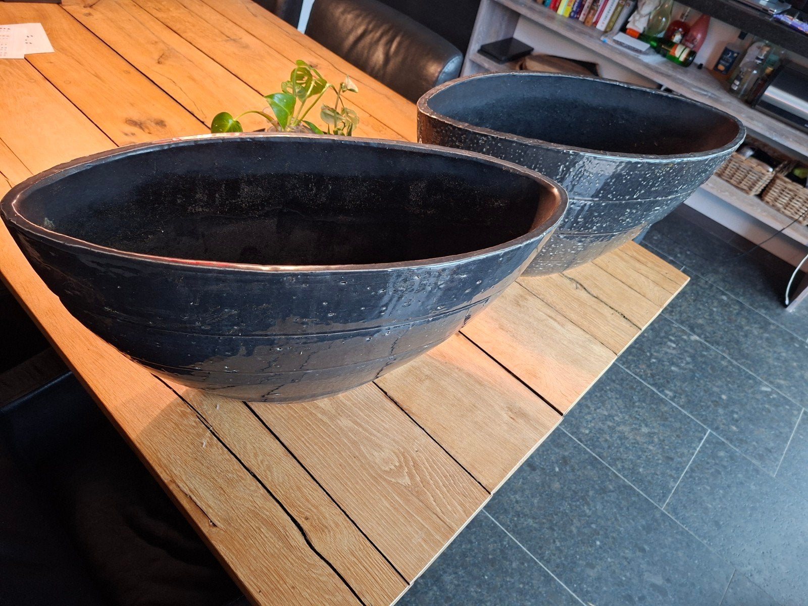 Grote donkergrijze bloempotten/plantenbakken (2 stuks), Tuin en Terras, Binnen, Zo goed als nieuw, Minder dan 40 cm, Overige vormen
