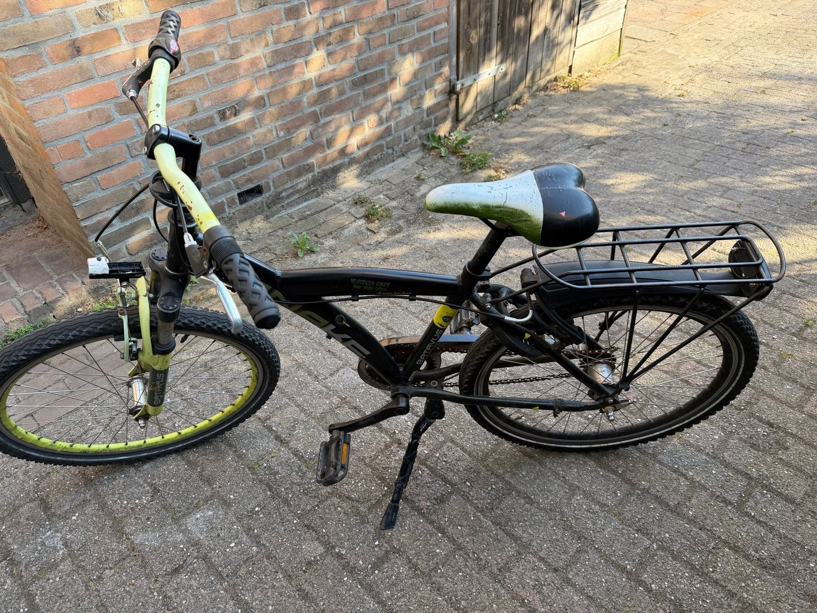 Zwarte fiets met gele accenten en bagagedrager, Ophalen, Gebruikt, Minder dan 16 inch
