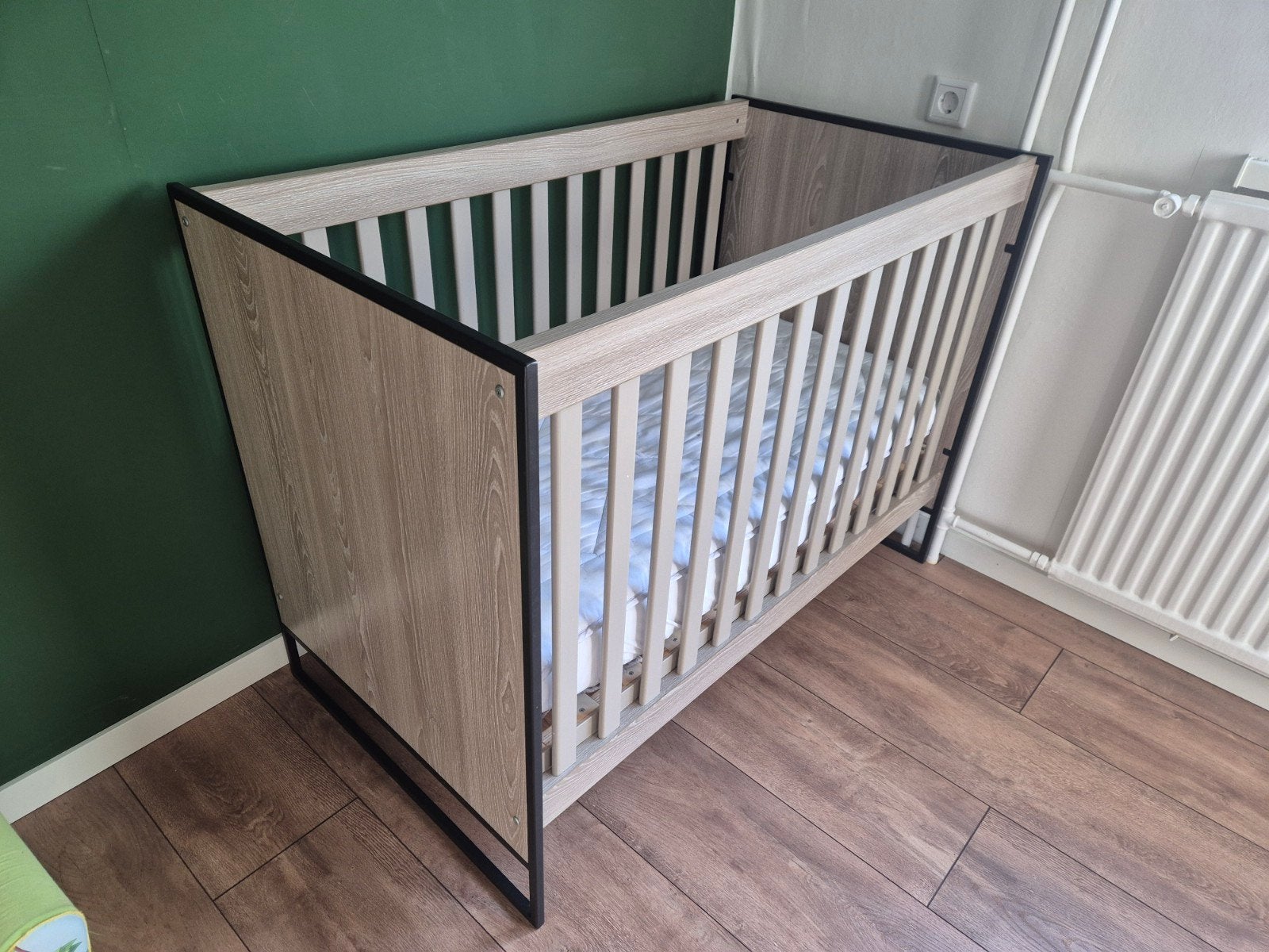 Complete babykamer Ledikant met matras, kastje en wandplank, Ophalen, Gebruikt, Ledikant