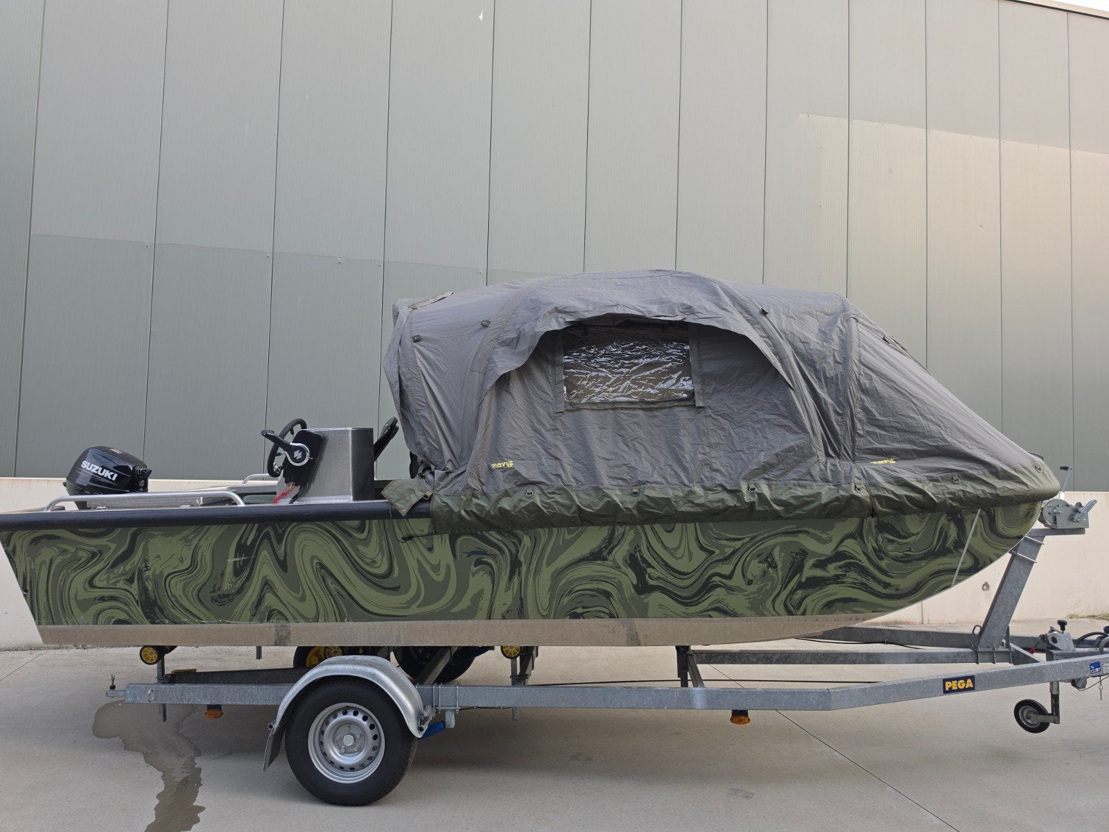 Aluminium visboot met tent en Suzuki buitenboordmotor
