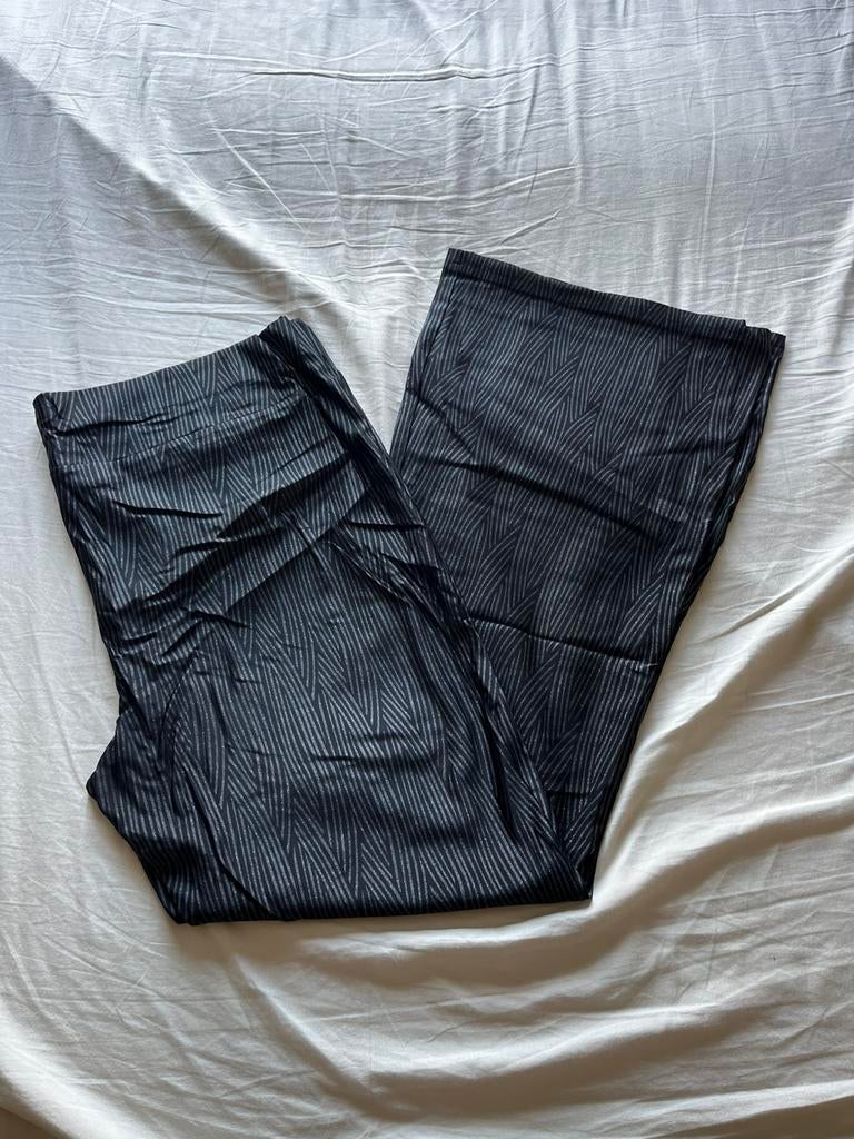 Heart in hard flared maat 48, Zwart, Maat 46/48 (XL) of groter, Ophalen of Verzenden, Zo goed als nieuw