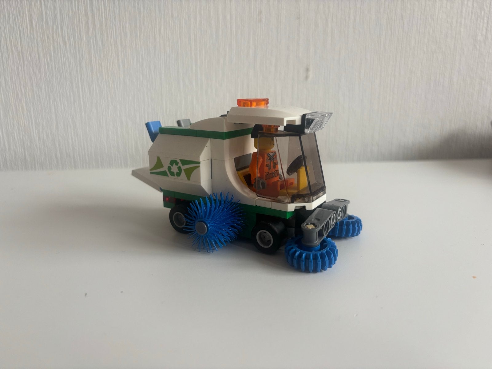 LEGO City 60249 Veegwagen met minifiguur, Kinderen en Baby's, Ophalen of Verzenden, Zo goed als nieuw, Overige merken