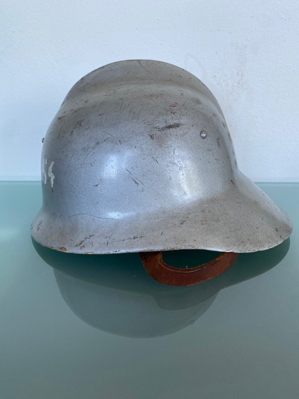 VINTAGE KUNSTSTOF (POOLSE BRANDWEER?) HELM., Verzamelen, Ophalen of Verzenden, Landmacht, Nederland, Helm of Baret