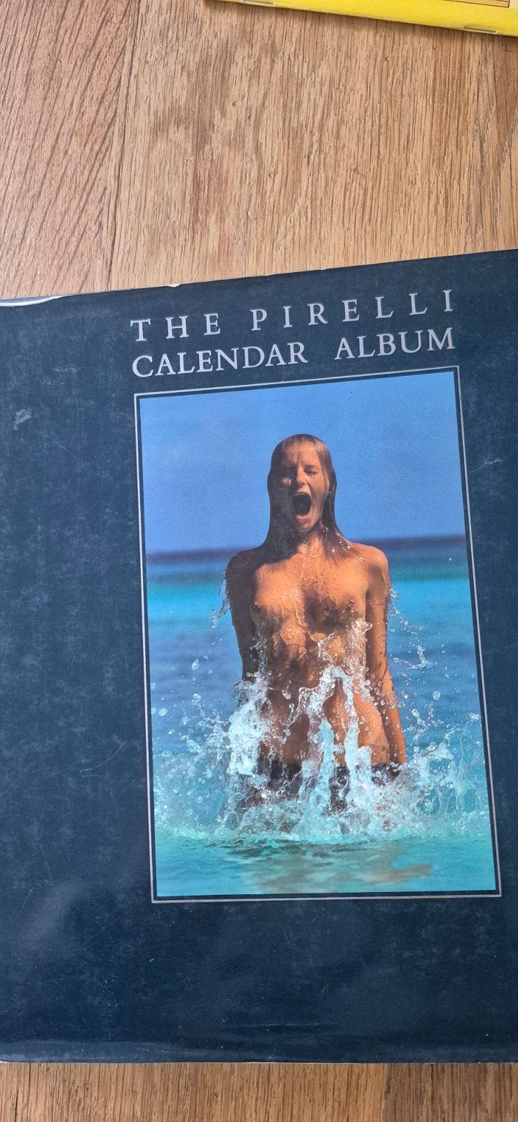 The Pirelli Calendar Album - Zeldzaam fotoboek, Boeken, Ophalen of Verzenden, Gelezen, Diverse fotografen, Wereld overig