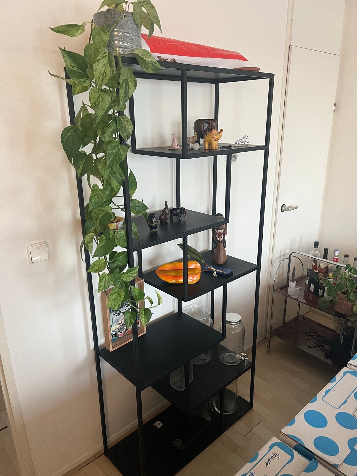 Zwarte metalen open kast met asymmetrische planken, Ophalen, Met plank(en), 50 tot 100 cm, Zo goed als nieuw