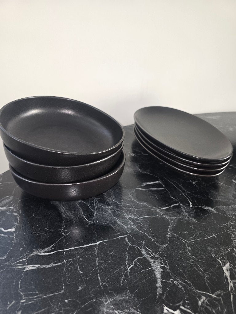 Servies zwart koppen en schotels, Ophalen, Zo goed als nieuw, Overige stijlen, Kop(pen) en/of Schotel(s)