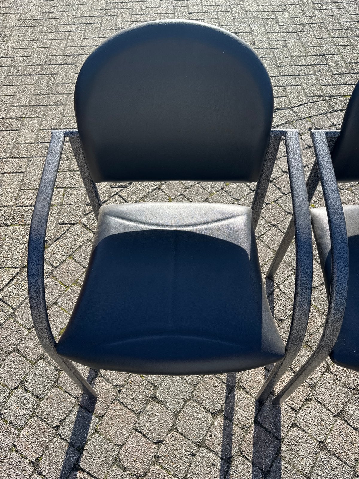Twee zwarte stoelen met metalen frame, Ophalen, Kunststof, Gebruikt, Twee