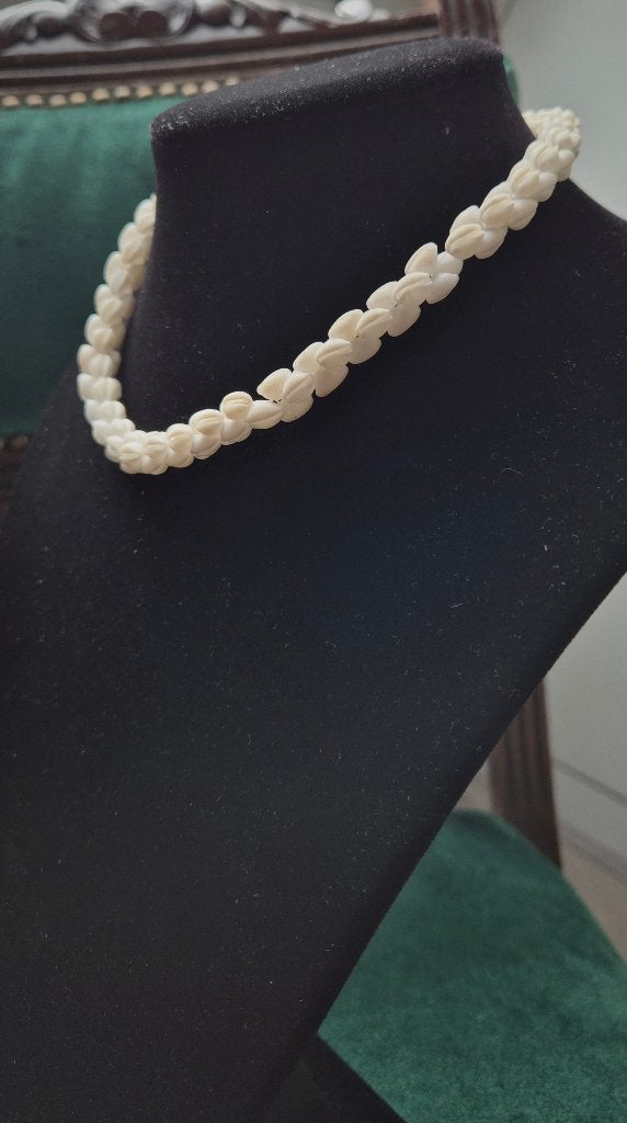 Hawaïaanse Trivia Shell Lei Ketting (45cm) Pikake stijl, Sieraden, Tassen en Uiterlijk, Kettingen, Ophalen of Verzenden, Gebruikt