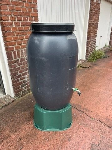 Regenton met kraantje en voet - 150 liter, Ophalen, Kunststof, Gebruikt, Met kraantje