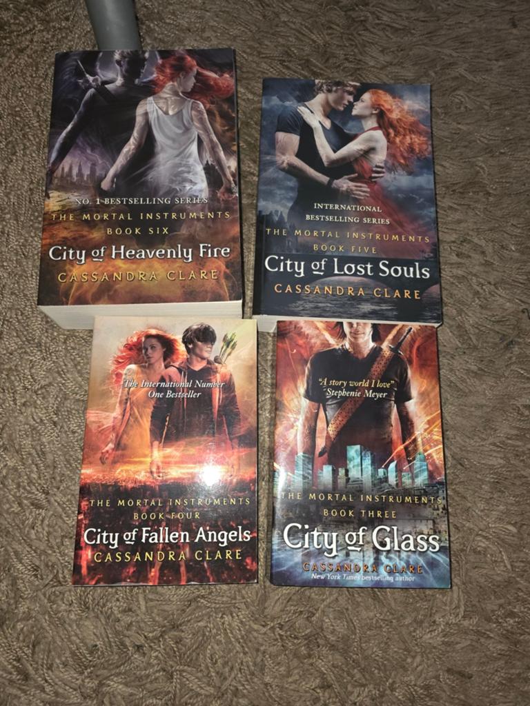 Cassandra clare, Ophalen of Verzenden, Zo goed als nieuw