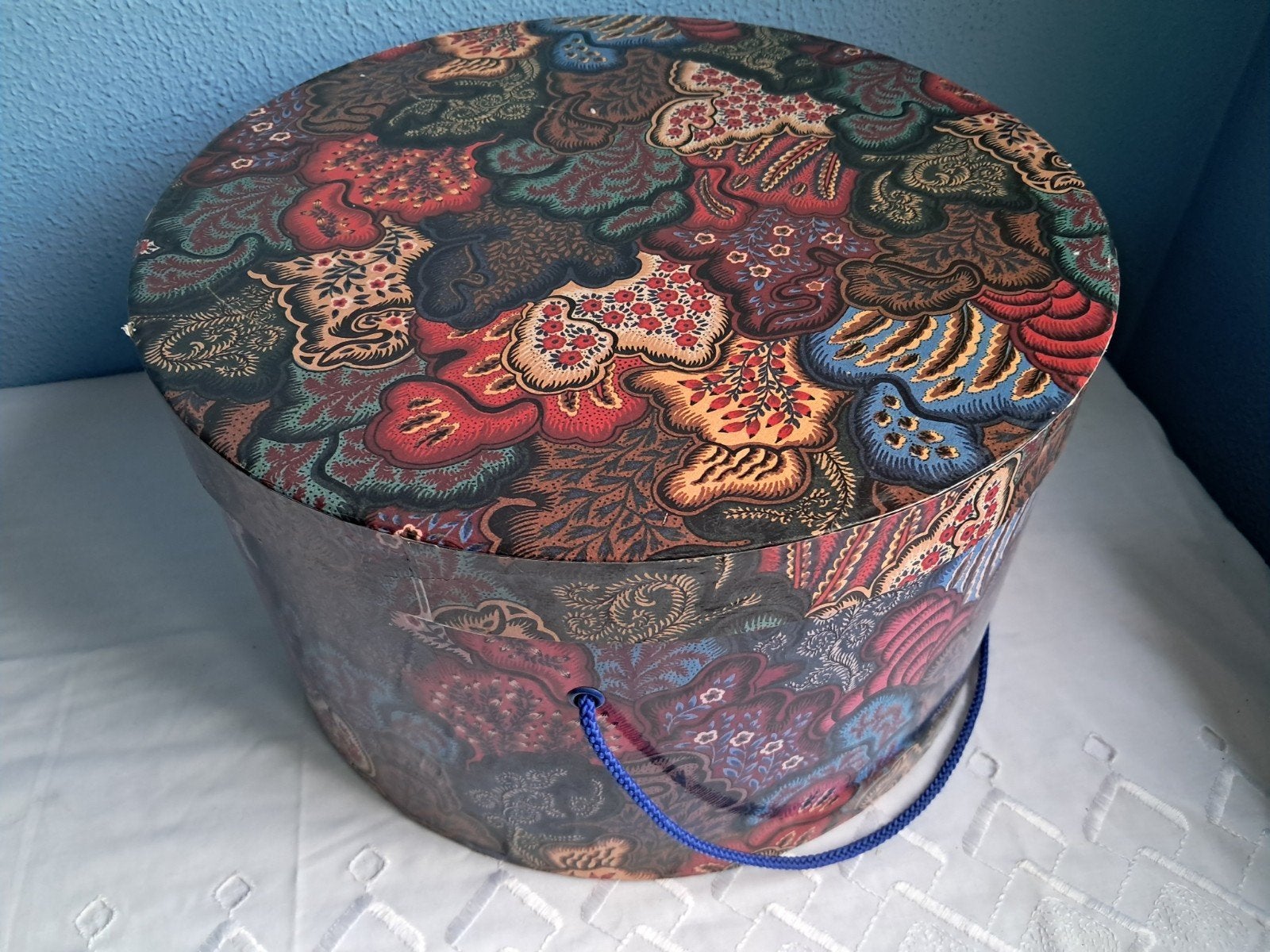 Vintage hoedendoos met een kleurrijk bloemenpatroon., Ophalen of Verzenden