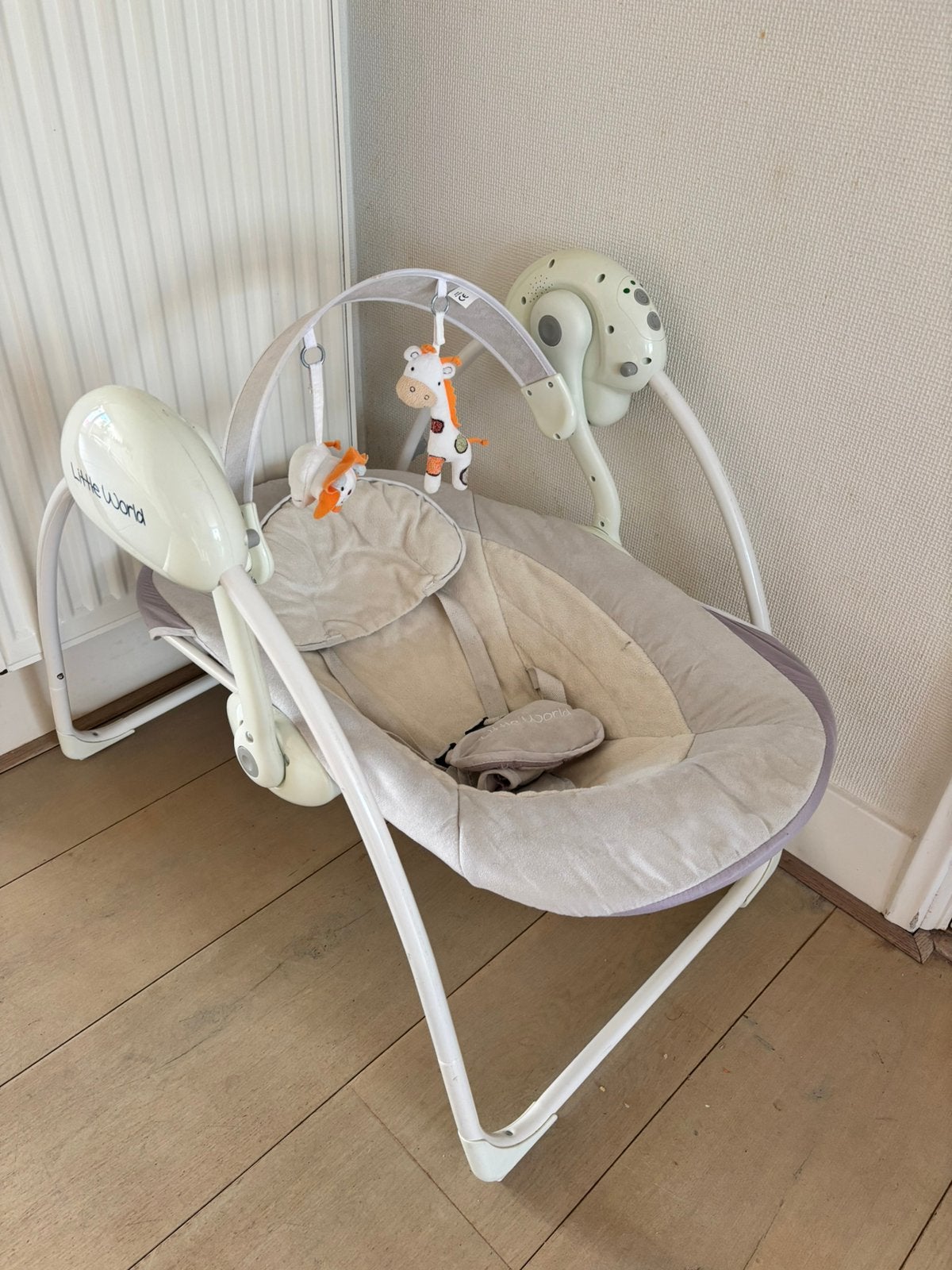 Little World elektrische schommelstoel baby beige grijs, Kinderen en Baby's, Ophalen, Zo goed als nieuw