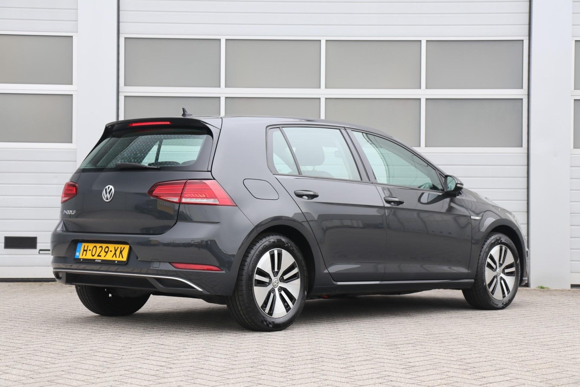 Volkswagen e-Golf 136pk E-DITION | SoH 93% | Navigatie | Sto, Auto's, 12 maanden, Gebruikt, Zwart, Automatische klimaatregeling