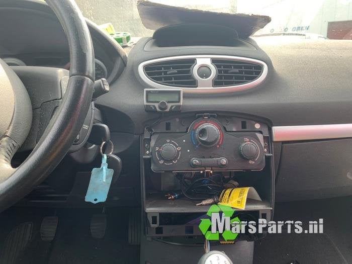 Dashboardkastje van een Renault Clio, Gebruikt, -, Renault, -