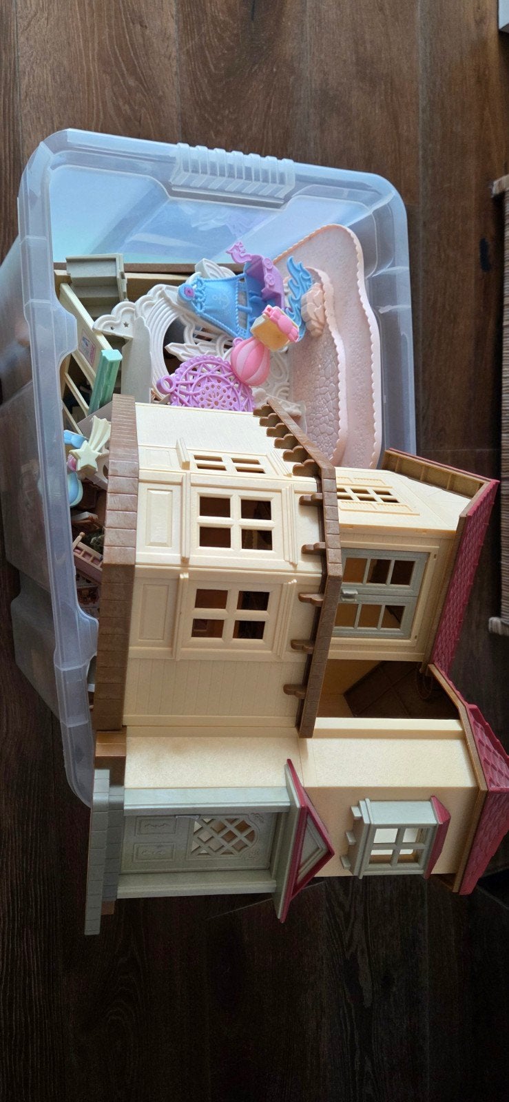 Sylvanian village box vol met artikelen/huizen, Ophalen, Zo goed als nieuw, Poppenhuis
