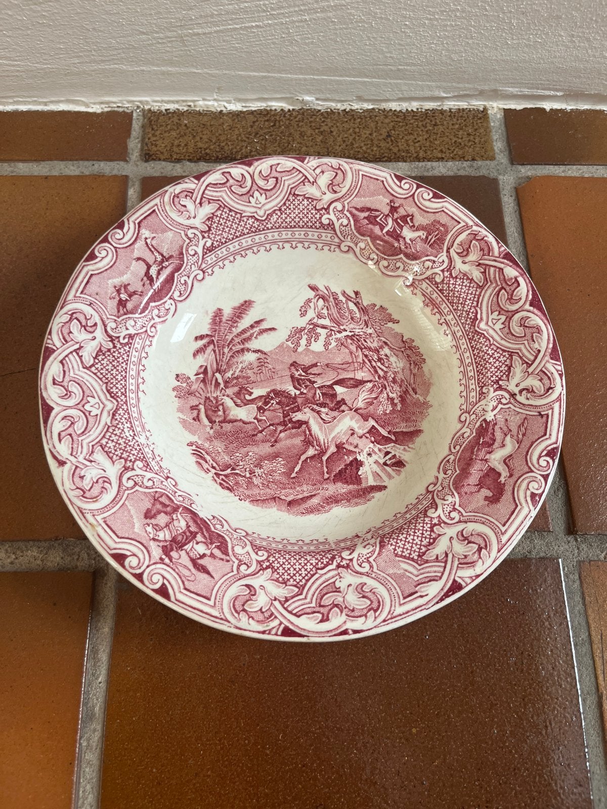 Antiek Petrus Regout Diep Bord Lasso Rood - Maastricht, Antiek en Kunst, Ophalen