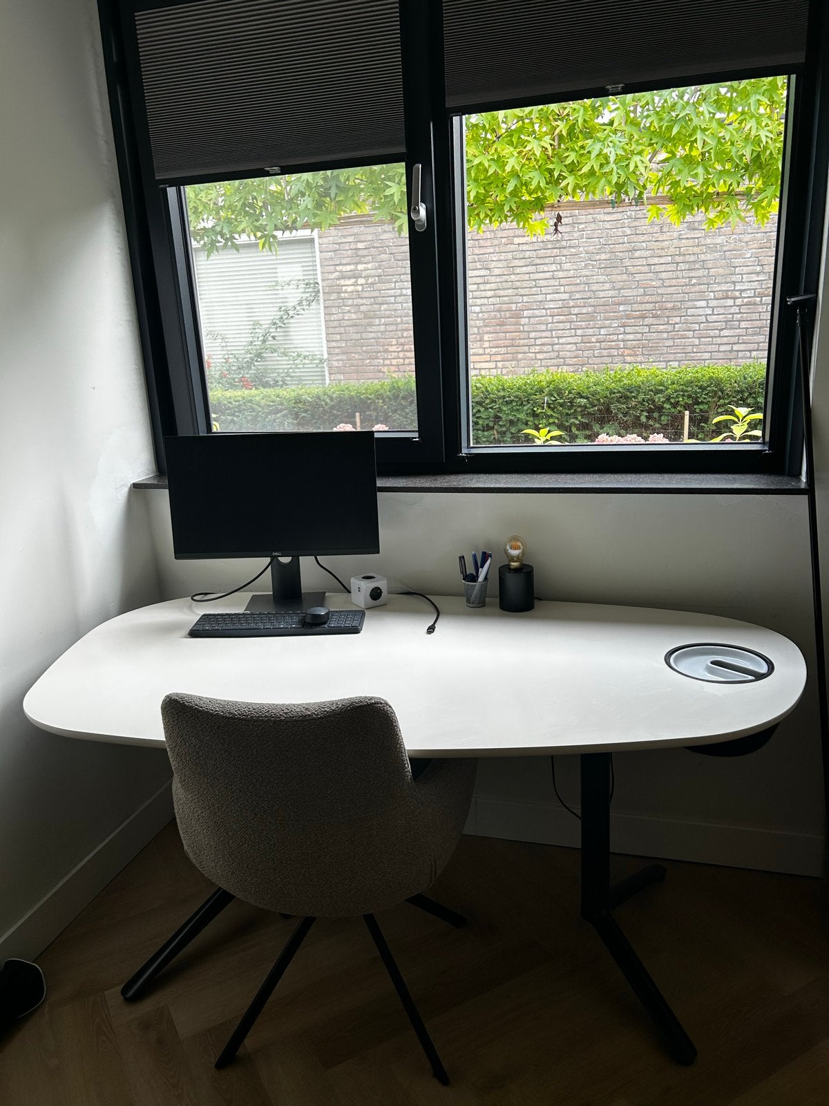 Modern organisch bureau met kabelmanagement, Huis en Inrichting, Modern, Ophalen of Verzenden, Kabelgoot, Gebruikt