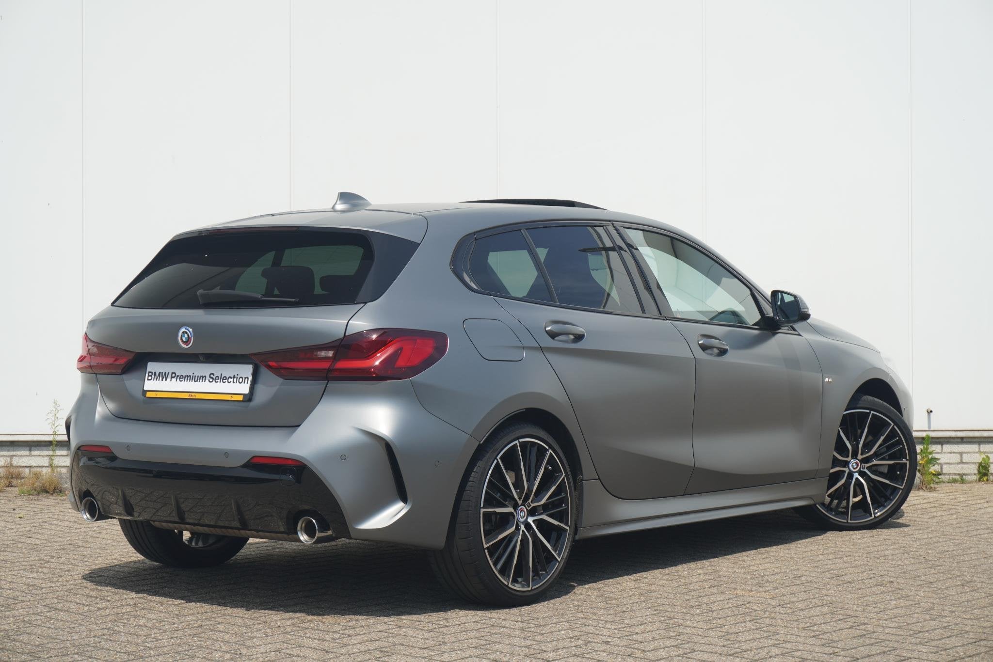 BMW 1-serie 5-deurs 120i High Executive M Sportpakket 19'' /, Auto's, 1998 cc, 730 kg, Gebruikt, 4 cilinders