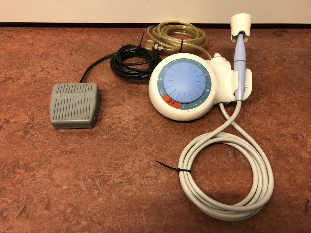 Piezo ultrasonic scaler compleet met voetpedaal, Niet ingevuld, Niet ingevuld, Niet ingevuld